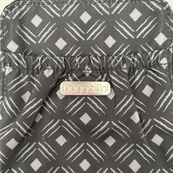Baggalini crossbody/wristlet - Picture 4 of 8